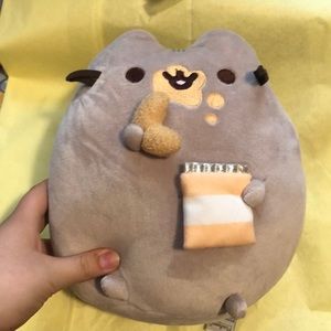 Pusheen eating chips